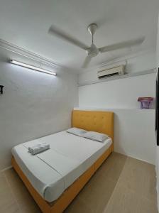a white room with a bed in a room at 7Rooms Hotel Budget in Bandar  Pusat Jengka