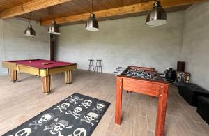 a room with a pool table and a game table at Préfacio Do Silêncio in Godinhaços