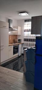 a kitchen with white cabinets and a stove top oven at Apartment Top 3 mit 4 Betten BESTROOMS eU in Steyr