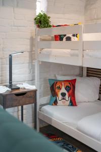 a bedroom with a bunk bed with a dog pillow at Familien Apartment bei Legoland 8 Min, Spielplatz & Netflix in Ichenhausen +37 photos