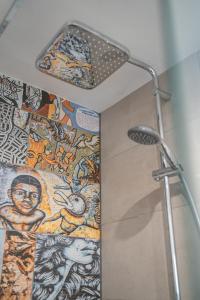 a bathroom with a shower with a wall covered in graffiti at Familien Apartment bei Legoland 8 Min, Spielplatz & Netflix in Ichenhausen
