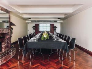 ein Konferenzraum mit einem langen Tisch und Stühlen in der Unterkunft The Como Melbourne in Melbourne + 108 Fotos