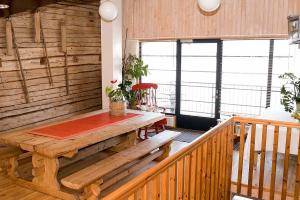 Habitación de madera con balcón con mesa de madera. en Ilmaristen Matkailutila en Lieto