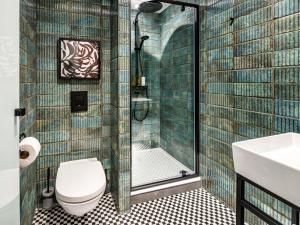 a bathroom with a shower and a toilet and a sink at ibis Styles Edinburgh St Andrew Square in Edinburgh +114 photos