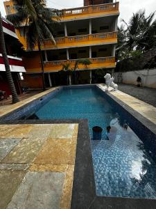 a large swimming pool in front of a building at Muthu Seaview Residency in Kuilapayam