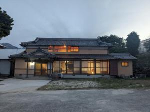 a house with an asian roof at ブラボーワールド in Shimabara