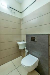 a bathroom with a toilet and a sink at Hotel Beverly Residency - Near Nileshwar Railway Station in Nīleshwar +36 photos