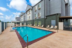 a swimming pool in front of a building at Quality Inn Laredo - Nuevo Laredo in Laredo