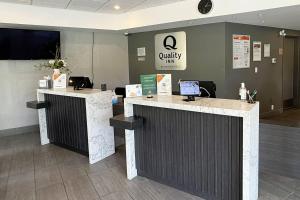 eine Lobby mit zwei Schaltern mit Computern darauf in der Unterkunft Quality Inn in Nanaimo