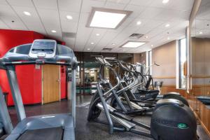 ein Fitnessstudio mit mehreren Cardio-Fahrrädern in einem Raum in der Unterkunft Radisson Hotel Corning in Corning
