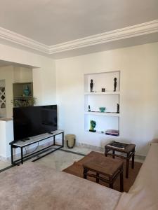 a living room with a couch and a table at Casaflor Tunis in Tunis