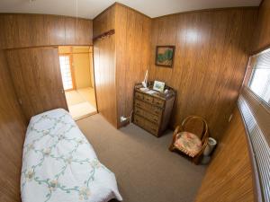 a small bedroom with a bed and a dresser at Gallery NICO Osaka Yao in Yaochō