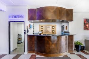a shop with a wooden counter in a room at Comfort Inn Edgewater on Hudson River in Edgewater +56 photos