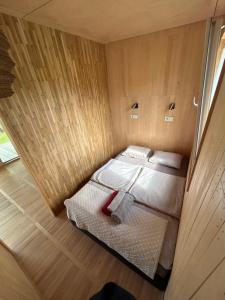 a small room with two beds and a window at Pagalėlių namai in Voveriai