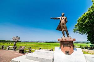 a statue of a man with his arms out at すすき野　ルミエール札幌 in Sapporo