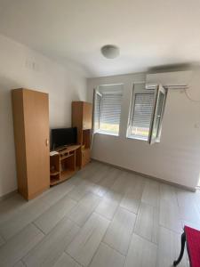 an empty room with a desk and two windows at APARTMAN SEVEN free parking in Gornja Toplica
