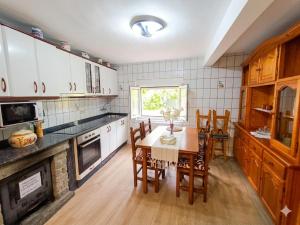 a kitchen with a table and chairs and a window at Casa Vacacional Villa Martina in Valmeo