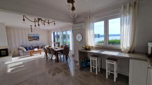 a kitchen and living room with a table and chairs at Villa Las Palmas in Strzeszów