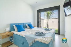 two beds in a room with a window at Villa Ezzio Los Alcazares in Los Alcázares +47 photos