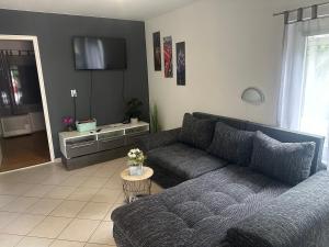 a living room with a couch and a table at Gréta Apartman in Ábrahámhegy