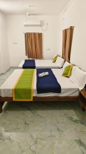 a bedroom with two beds in a room at La Muthu Beach Stay in Pondicherry