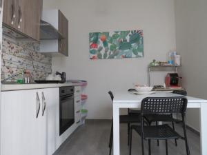 a small kitchen with a table and two chairs at Casa Veneto in Mazara del Vallo