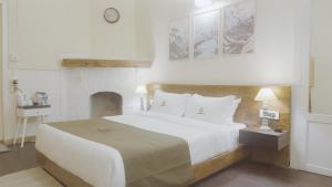 ein Schlafzimmer mit einem großen weißen Bett und weißen Kissen in der Unterkunft Colonial 44 in Kohīma