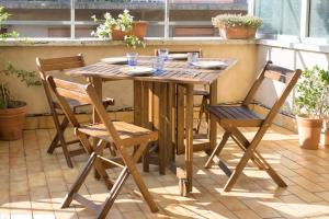 Un restaurante o sitio para comer en Terrazza in borgo San Jacopo