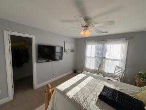 a bedroom with a bed and a ceiling fan at Karibuni Braselton in Braselton