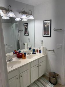 a bathroom with two sinks and a large mirror at Karibuni Braselton in Braselton +15 photos