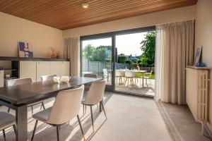 a kitchen and dining room with a table and chairs at Zenzalea Oostkamp in Oostkamp