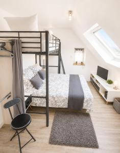 a bedroom with a bunk bed and a desk at LES COQUILLAGES, plage et centre à pied, lits faits, 2 sdb in Berck-sur-Mer