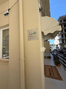 a sign on the side of a building at Le Onde Studio in Durrës