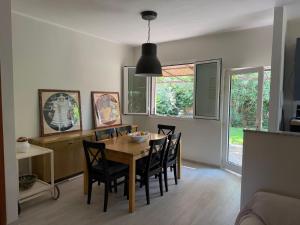 a dining room with a table and chairs at Casa MAREVERDE con aria condizionata in Punta Ala