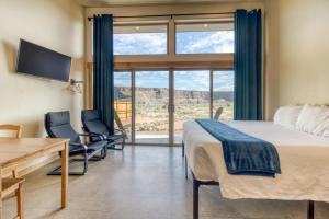 a hotel room with a bed and a table and chairs at Crooked River Ranch Cabins in Terrebonne
