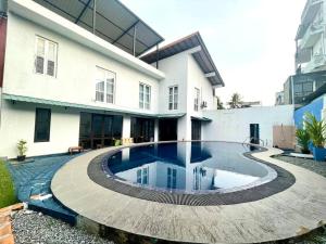a swimming pool in front of a building at Hotel One Sixty in Dehiwala +22 photos