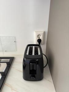 a black toaster sitting on a kitchen counter at Chalet Wad'n Droom in Westerland