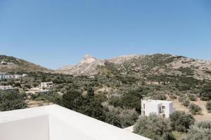 a view from the roof of a house with mountains in the background at Iliaxtida apartments II in Grámousa