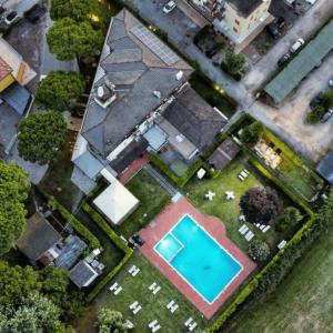 an aerial view of a house with a swimming pool at Villaggio Arco in Eraclea Mare