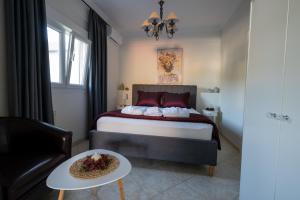 a bedroom with a large bed and a table at Catherine's Seaside House A in Stomio