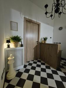 ein Zimmer mit einer Tür und einem Schachbrettboden in der Unterkunft Civico181 in Cisterna di Latina
