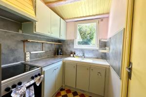 a small kitchen with a sink and a window at Maison avec jardin entre St-Valery et Le Crotoy in Noyelles-sur-Mer