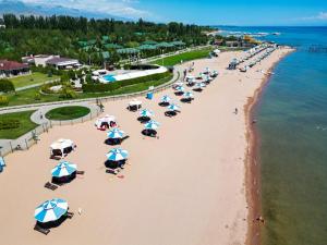 an overhead view of a beach with umbrellas at Карвен коттедж in Bulan Sogottuu +11 photos