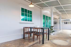 a dining room with a table and chairs at The Comfy House Prachuap in Sathani Rot Fai