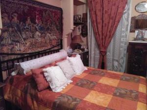 a bedroom with a bed with pillows on it at Δάσος ΜΕ ΠΛΑΤΑΝΙΑ in Agios Dimitrios