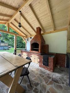 eine große Außenküche mit Steinofen in der Unterkunft Chalet Green in Cazaci