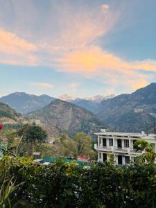 a view of a mountain range with a building at Hotel AAA And Restaurant in Gupta Kāshi