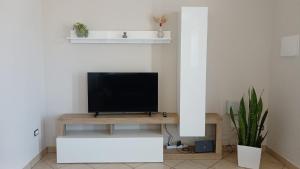 a living room with a tv on a wooden table at West Sicily Beach in Balestrate