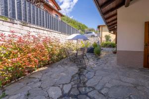 a patio with a table and an umbrella at Casa Dimonte in San Siro