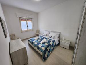 a bedroom with a bed and a window at Casa MedeFaby Due in S'archittu Cuglieri